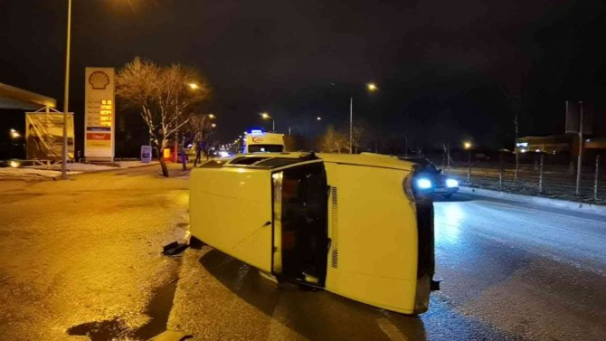 Refüje Çarpan Otomobil Metrelerce Sürüklendi: 1 Yaralı