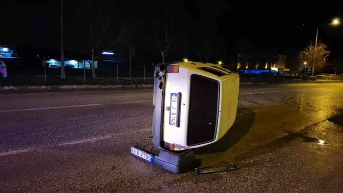 Refüje Çarpan Otomobil Metrelerce Sürüklendi: 1 Yaralı