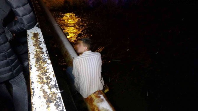 Muş’ta Köprüden Atlamak İsteyen Genci Polis Kurtardı
