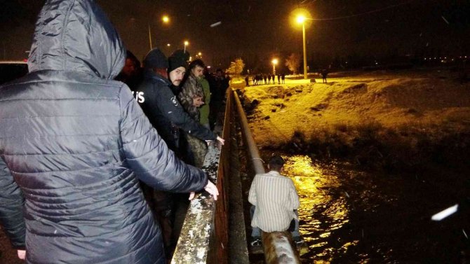 Muş’ta Köprüden Atlamak İsteyen Genci Polis Kurtardı