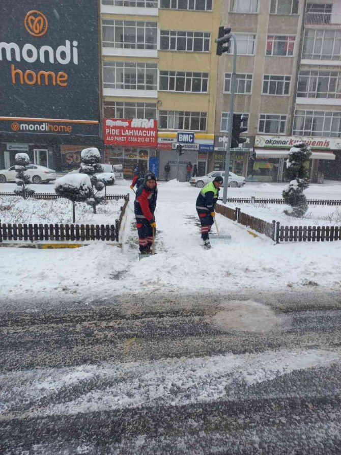 Nevşehir’de Kar Temizliği Ve Tuzlama Çalışmaları Devam Ediyor