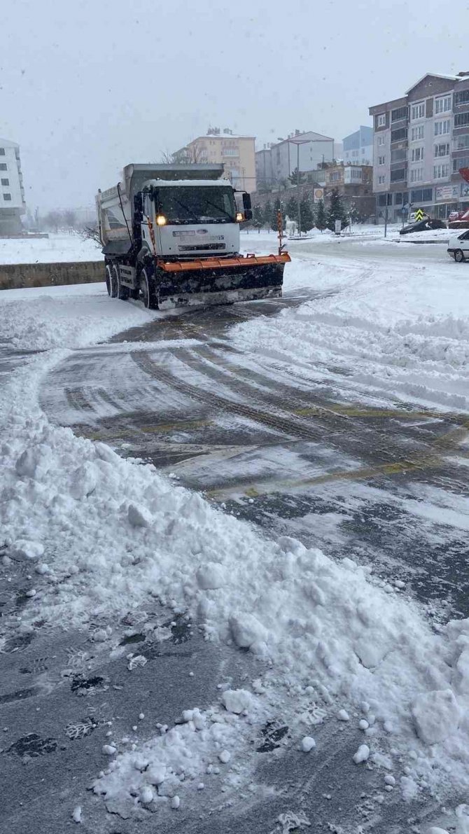 Nevşehir’de Kar Temizliği Ve Tuzlama Çalışmaları Devam Ediyor