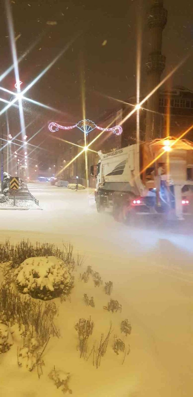 Nevşehir’de Kar Temizliği Ve Tuzlama Çalışmaları Devam Ediyor