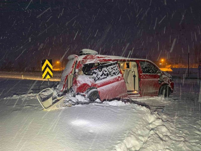 Tırla Minibüs Çarpıştı: 1 Ölü, 5 Yaralı
