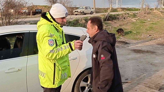 Polisin ’Dur’ İhtarına Uymayan Arabada Polis Çakarı Ve Kesici Aletler Bulundu