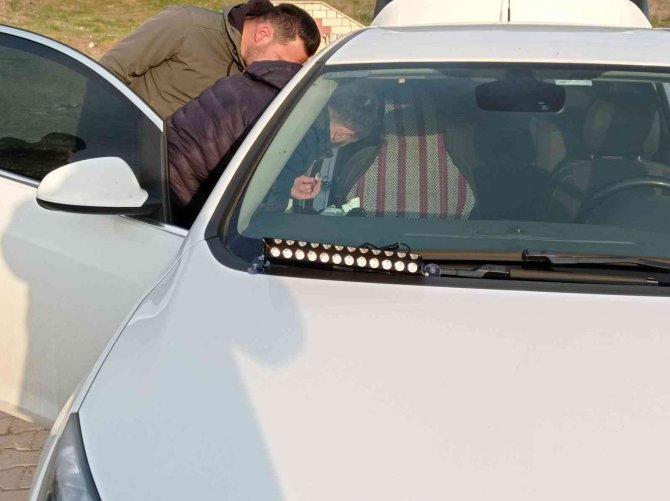 Polisin ’Dur’ İhtarına Uymayan Arabada Polis Çakarı Ve Kesici Aletler Bulundu