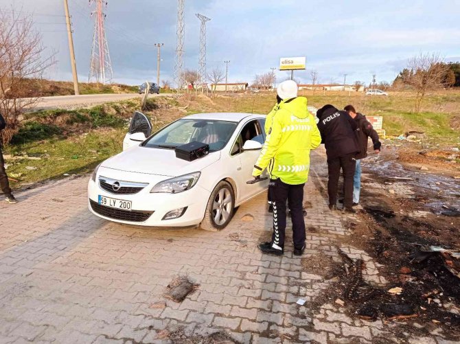 Polisin ’Dur’ İhtarına Uymayan Arabada Polis Çakarı Ve Kesici Aletler Bulundu