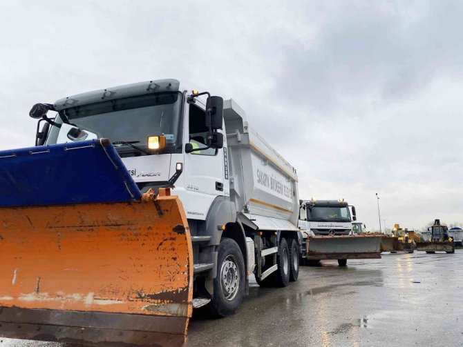 Kar Sebebiyle Kapalı Olan 38 Yolu Açmak İçin Seferber Oldular