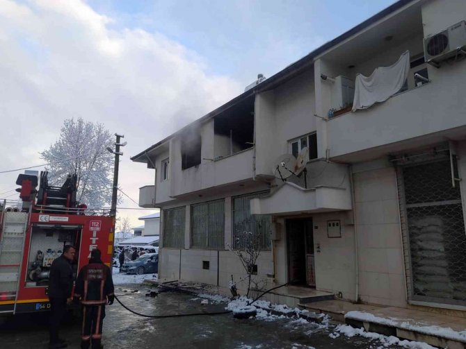 Sakarya’da İki Katlı Ev Alevlere Teslim Oldu