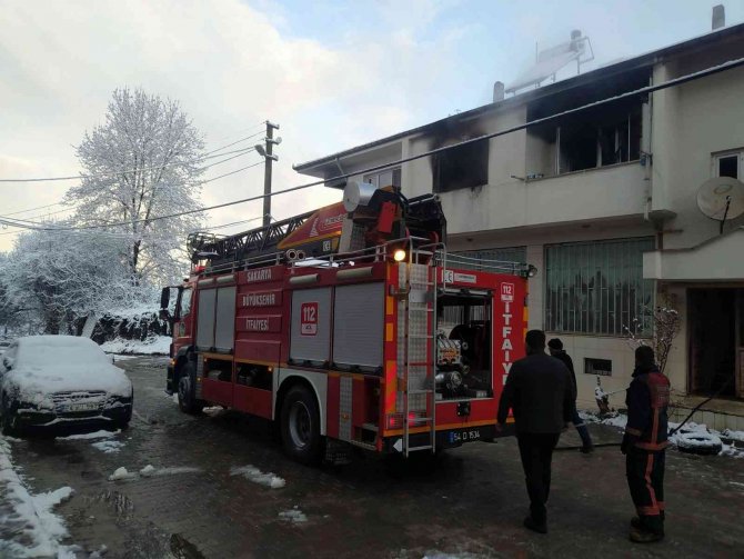 Sakarya’da İki Katlı Ev Alevlere Teslim Oldu