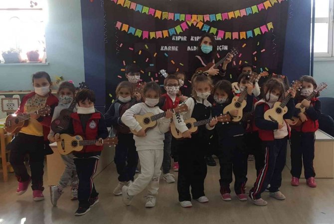 Minikler Ukulele Öğrenip Türküler Söylüyor