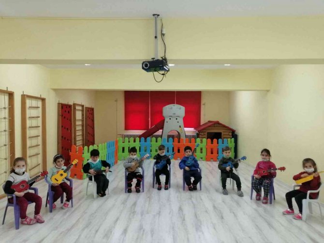 Minikler Ukulele Öğrenip Türküler Söylüyor