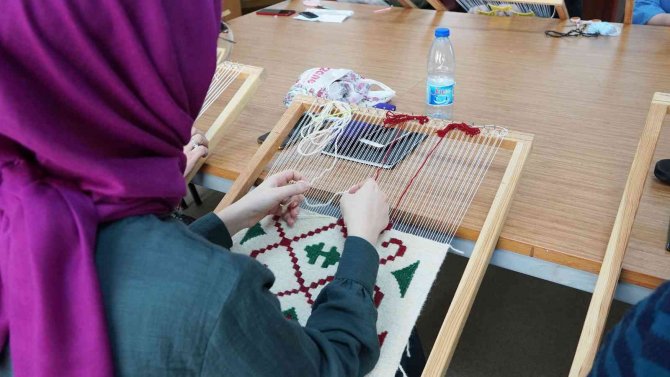 Keçmek’lerde Kadınlar Rengarenk Ürünler Üretiyor