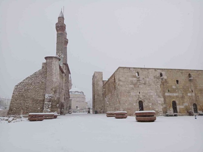 Sivas’ta 277 Yerleşim Yerinin Yolu Ulaşıma Kapandı