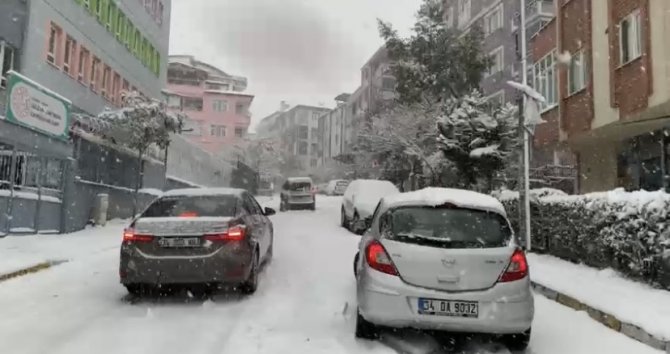 Pendik’te Kaygan Zeminde Araçlar Kaydı, Sürücüler Zor Anlar Yaşadı
