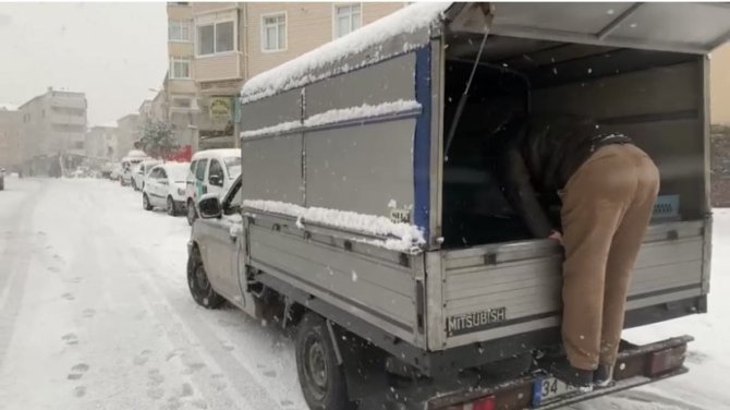 Pendik’te Kaygan Zeminde Araçlar Kaydı, Sürücüler Zor Anlar Yaşadı