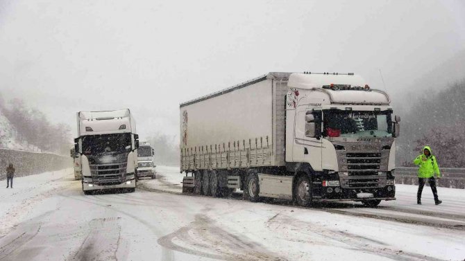 Tokat’ta Kar Yağışı Ve Buzlanma Ulaşımda Aksamalara Neden Oldu