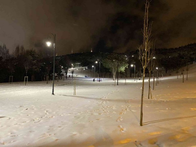 İ̇stanbul Anadolu Yakasında Sabah Saatlerinde Kar Yağışı Etkili Oldu