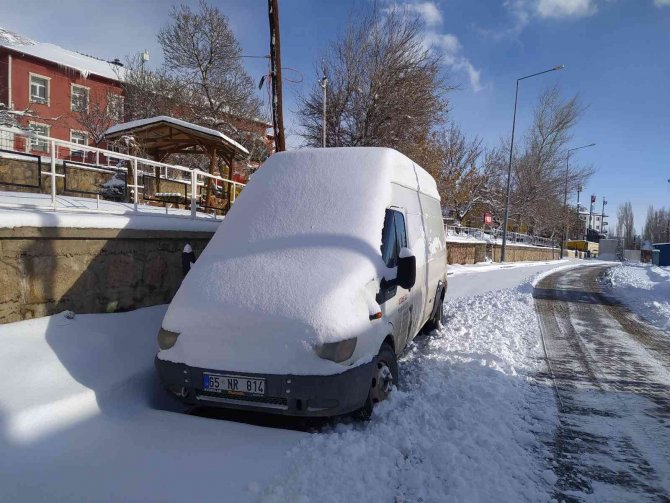 Başkale’de 37 Yerleşim Yerinin Yolu Ulaşıma Kapandı