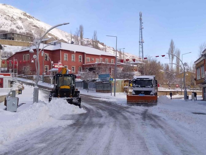 Başkale’de 37 Yerleşim Yerinin Yolu Ulaşıma Kapandı
