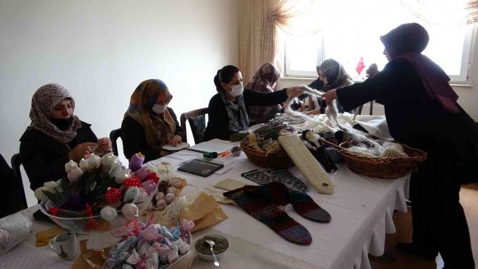 Koyun Yünleri Kadınların Eliyle Değerleniyor