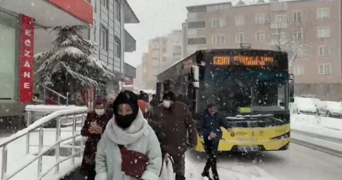 Pendik’te 4 İ̇ett Aracı Yoğun Kar Yağışı Nedeniyle Yolda Kaldı