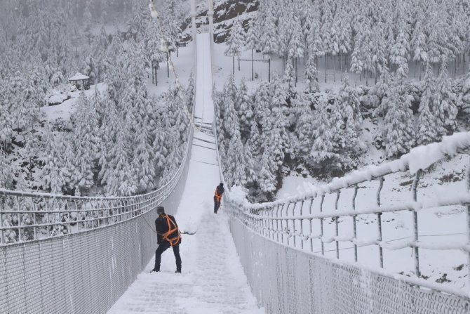 Yaz Aylarında Ziyaretçi Akınına Uğrayan Asma Köprü Çöktü