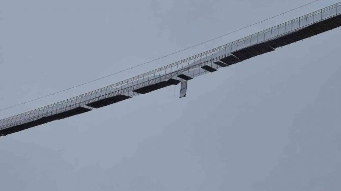 Yaz Aylarında Ziyaretçi Akınına Uğrayan Asma Köprü Çöktü