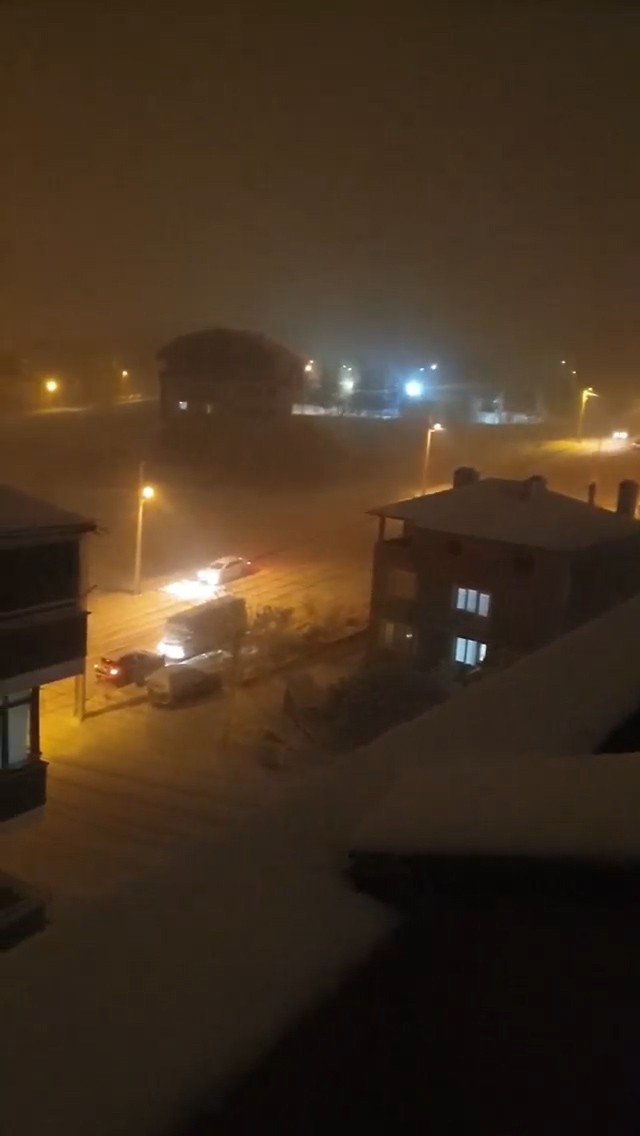 Yokuşta Kayan Araçlar Zor Anlar Yaşadı