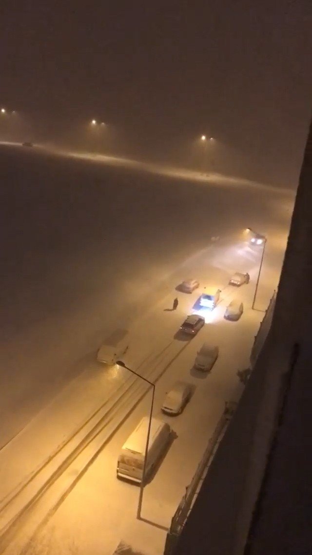Yokuşta Kayan Araçlar Zor Anlar Yaşadı