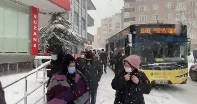 Pendik’te 4 İ̇ett Aracı Yoğun Kar Yağışı Nedeniyle Yolda Kaldı