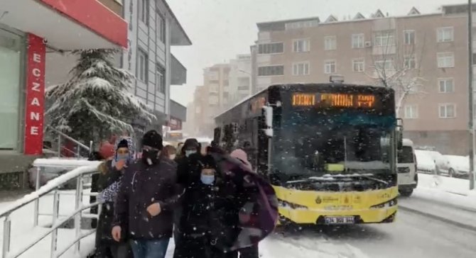 Pendik’te 4 İ̇ett Aracı Yoğun Kar Yağışı Nedeniyle Yolda Kaldı