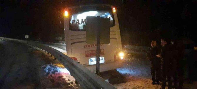 Yoldan Çıkan Otobüs Bariyerlere Çarptı