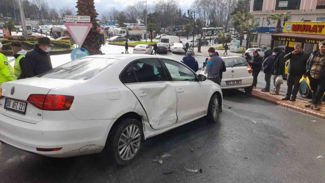 Karlı Yolda Kayan Otomobil 3 Araca Çarparak Durabildi