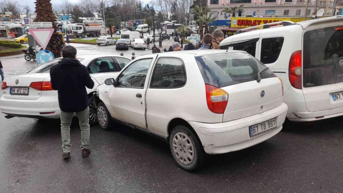 Karlı Yolda Kayan Otomobil 3 Araca Çarparak Durabildi