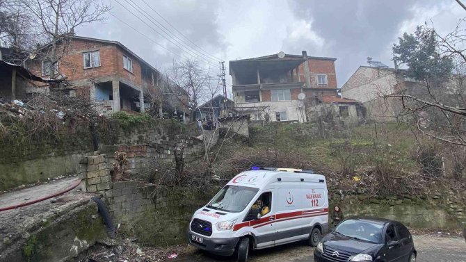 İ̇ki Katlı Ev Sobadan Çıkan Yangında Kullanılamaz Hale Geldi