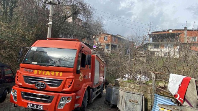İ̇ki Katlı Ev Sobadan Çıkan Yangında Kullanılamaz Hale Geldi