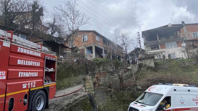 İ̇ki Katlı Ev Sobadan Çıkan Yangında Kullanılamaz Hale Geldi