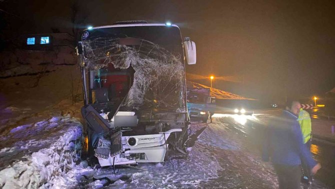 Yolcu Otobüsü Buzlu Yolda 500 Metre Kaydı, 25 Yolcu Faciadan Döndü