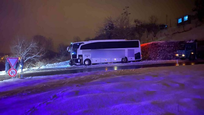Yolcu Otobüsü Buzlu Yolda 500 Metre Kaydı, 25 Yolcu Faciadan Döndü
