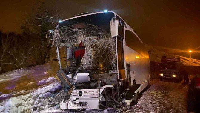 Yolcu Otobüsü Buzlu Yolda 500 Metre Kaydı, 25 Yolcu Faciadan Döndü