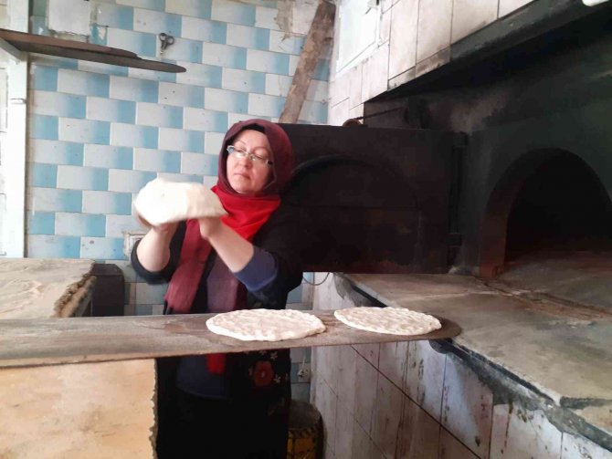 Kadın Fırıncı 30 Yıldır Ekmeğini Hamurdan Çıkartıyor
