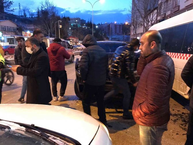 4 Aracın Karıştığı Trafik Kazasında 1 Kişi Yaralandı