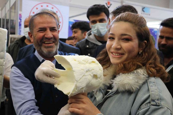 Üniversiteli Öğrencilere Dondurma Şov