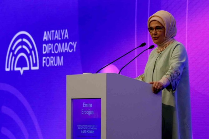 Emine Erdoğan:" Savaşın Karanlık Yüzü, İnsanlığın Üzerine Bir Kez Daha Çöktü"
