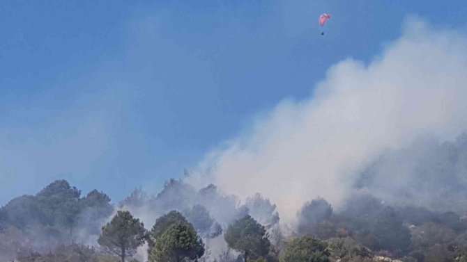 Yangın Bölgesi Üzerinde Yamaç Paraşütü
