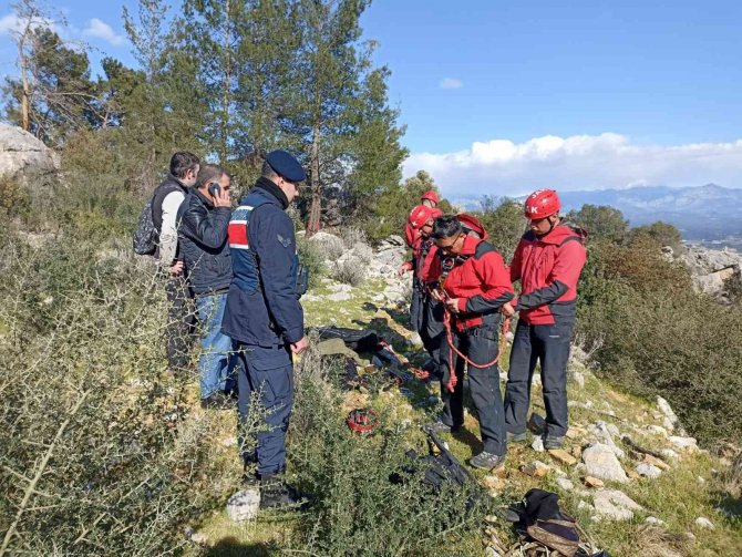 Kayalıklarda Mahsur Kalan Hamile Keçiye Kurtarma Operasyonu