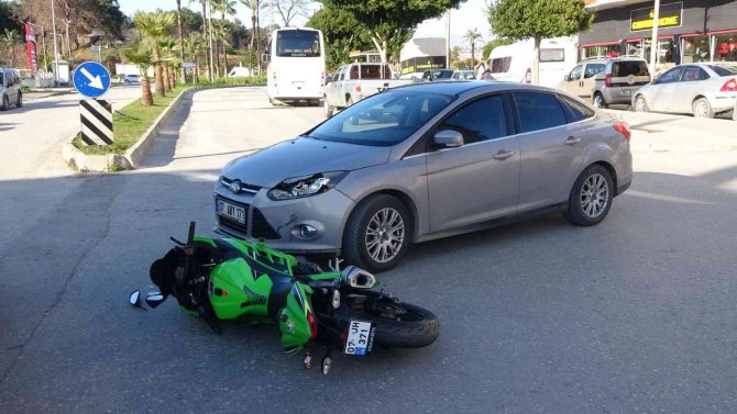 Motosiklet Sürücüsü Başındaki Kask Sayesinde Hayatta Kaldı
