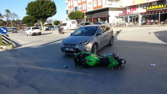 Motosiklet Sürücüsü Başındaki Kask Sayesinde Hayatta Kaldı