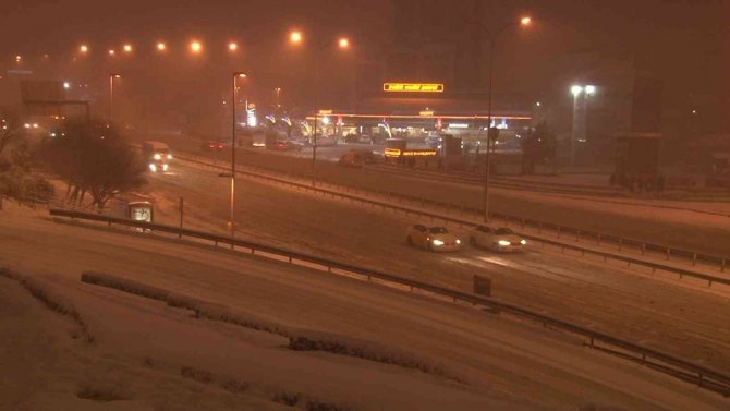 Maltepe E-5’te Yollar Buz Tuttu, Sürücüler Zor Anlar Yaşadı
